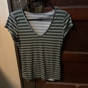 Rue21 Green Fitted Short Sleeve T-Shirt